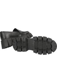 Sabots en cuir noir avec une semelle en caoutchouc épaisse et robuste dotée de profondes rainures. Design à enfiler avec une sangle décorative sur le dessus.