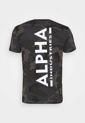 Musta- ja harmaakuviollinen lyhythihainen t-paita, jossa selän puolella pystyviivassa valkoiset rohkeat tekstit "ALPHA INDUSTRIES".