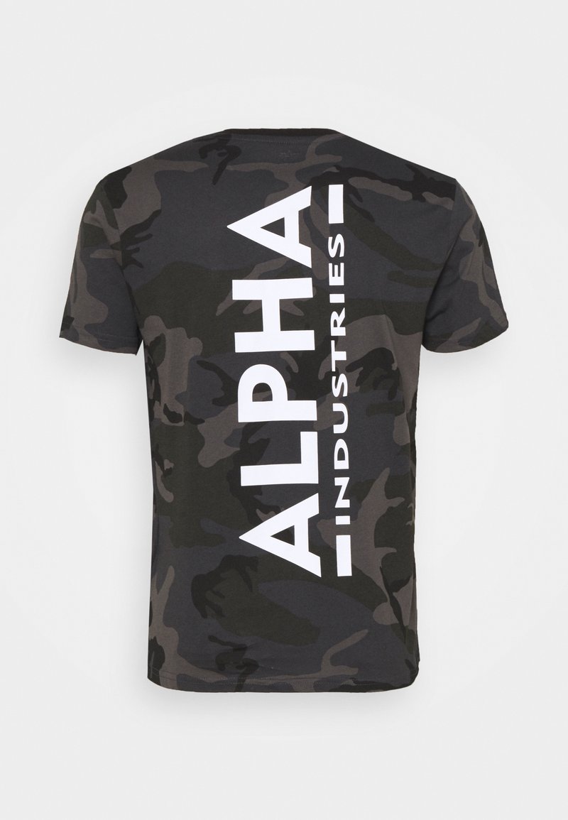 Schwarz-graues Tarn-T-Shirt mit kurzen Ärmeln, auf der Rückseite vertikal mit dem weißen Schriftzug "ALPHA INDUSTRIES" in großer Schrift.