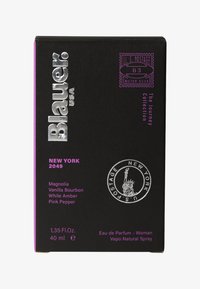 Svart rektangulær boks med metallisk sølv- og lilla tekst, som viser duftnoter—magnolia, vanilje bourbon, hvit amber og rosa pepper.