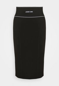 Czarna dopasowana spódnica ołówkowa z elastycznym paskiem w talii, ozdobiona białym napisem "GUESS 1981" oraz białymi lamówkami.