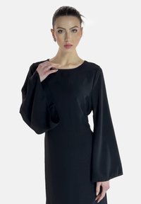 Schwarzes Langarmkleid mit weitem, fließendem Ärmel-Design und rundem Ausschnitt, gefertigt aus glattem Stoff mit einer subtilen Textur.