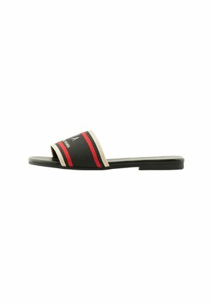 Infradito neri con una fascia ampia che presenta strisce rosse e beige. Suola piatta con una texture liscia e pochi dettagli metallici.