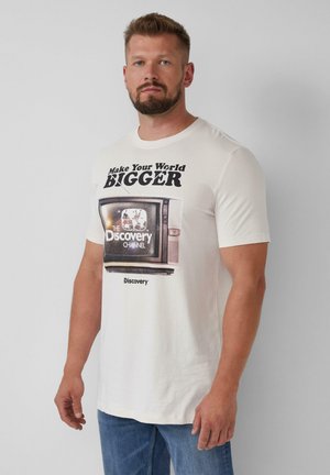 Kremowy bawełniany t-shirt z retro grafiką telewizora, na której widnieje tekst "Spraw, aby Twój świat był WIĘKSZY" oraz "The Discovery Channel."