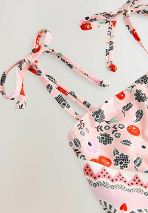Tessuto a fantasia floreale in rosa con accenti neri e rossi; presenta legami regolabili per le spalline; texture liscia con una finitura morbida.