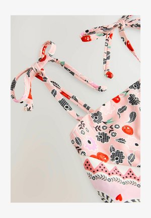 Bloemachtig stof in roze met zwarte en rode accenten; heeft verstelbare bandjes; gladde textuur met een zachte afwerking.