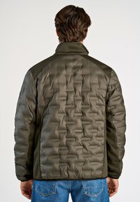 Puffjacka i mörk olivgrön, med ett quiltat mönster, hög krage och texturerade ärmar. Hållbart material med en slät yta.