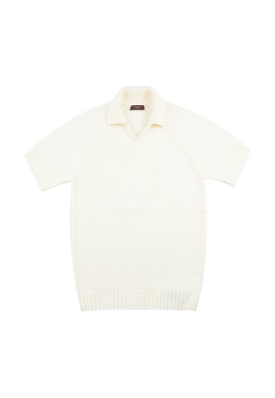 Maglione a maniche corte in maglia color crema con colletto e polsini e orlo a coste, posato su sfondo bianco.