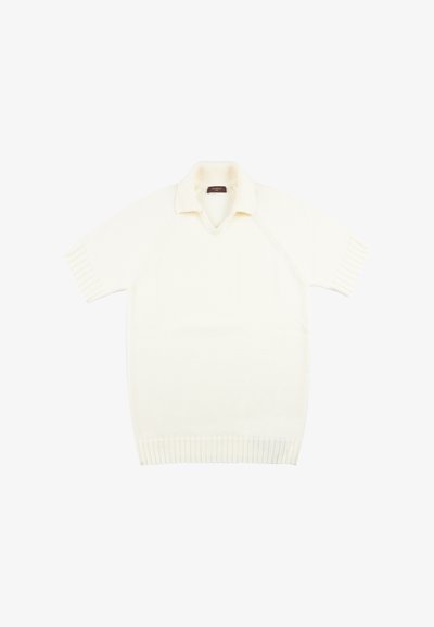 Krótki sweter z krótkim rękawem w kolorze kremowym, wykonany na szydełku, z kołnierzykiem oraz ściągaczami przy rękawach i u dołu, leżący płasko na białym tle.