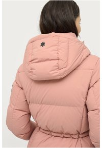 Roze pufferjack met een capuchon, voorzien van gestikte secties, een verstelbare tailleband en een klein zwart embleem op de achterkant.