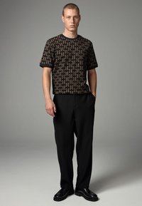 Next GEO PATTERN TEXTURE REGULAR FIT - Marškinėliai su spaudiniu - black gold