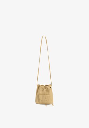 Sac seau en cuir camel avec fermeture à cordon, une poche extérieure unique et une longue sangle réglable. Texture lisse et design minimaliste.