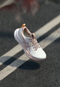 ASICS - GEL PULSE 16 - Zapatillas running asfalto - white/fawn Imagen en miniatura 1
