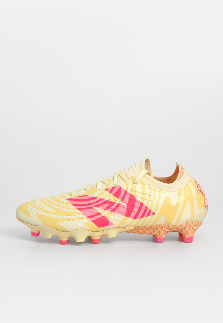 Chrono en jaune et rose avec une tige à motifs, une semelle texturée et des crampons moulés. Présente un logo proéminent sur le côté.