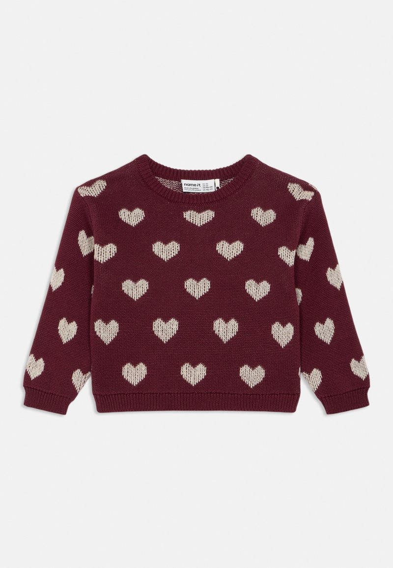 Pull en maille bordeaux à manches longues avec des motifs de cœurs beige disposés de manière régulière sur le devant et les manches.