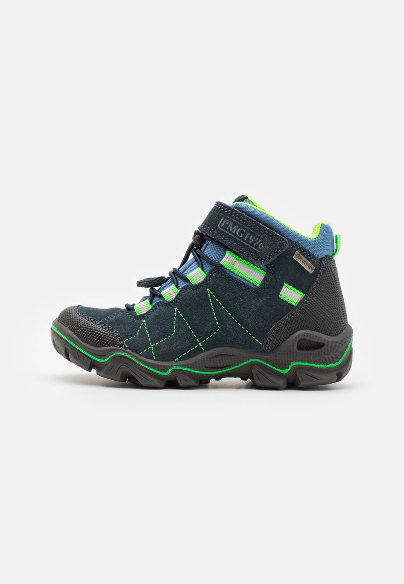 Botte de randonnée bleu marine avec des accents verts, en daim et en matériaux en maille, dotée d'une sangle en Velcro et d'une semelle en caoutchouc texturée.