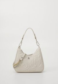 Τσάντα χειρός σε κρεμ απόχρωση με ραμμένο σχέδιο, διαθέτει κοντή λαβή και ασημένιες αλυσίδες ως διακοσμητικά στοιχεία. Ομαλή υφή με διακριτική σήμανση μάρκας.