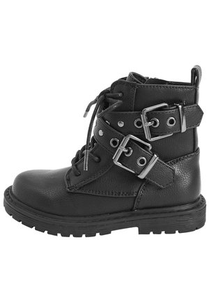 Bottine en cuir noir avec sangles à double boucle, bout rond, devant lacé et surface texturée. Semelle extérieure en caoutchouc robuste avec traction.