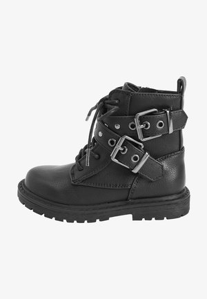 Schwarzer Leder-Stiefelette mit doppelten Schnallenriemen, rundem Zehenbereich, Schnürung vorne und strukturierter Oberfläche. Robuste Gummisohle mit Profil für guten Halt.