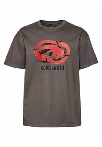 Grå T-skjorte med korte ermer laget av bomull. Har et stort logo-design i rødt og svart med teksten "eckō unltd." under logoen.