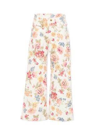 Białe spodnie o szerokich nogawkach z wielokolorowym kwiatowym wzorem, zapięciem na guziki i małym złotym ozdobnym zawieszonym na pasku.