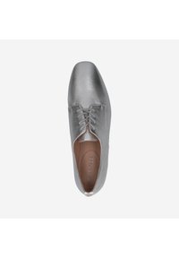 Chaussure Oxford en cuir argenté avec une forme allongée, un bout arrondi et un laçage à l'avant. Fini lisse et marquage subtil à l'intérieur.