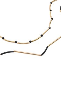 Naszyjnik z metalu w kolorze złotym, zawierający zakrzywione rurki i okrągłe czarne koraliki; elegancki i nowoczesny design z połączeniem różnych tekstur i kolorów.