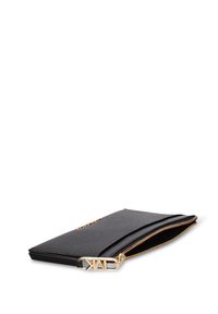 Zwarte clutch van getextureerd leer met een gebogen bovenkant, gouden hardware en een ritssluiting. Heeft een logo-detail en een gladde afwerking aan één zijde.