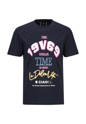 Marineblauw T-shirt met kleurrijke tekst, waaronder "The 19V69 Italia," "Time is now," "La Dolce Vita," en "Ciao! Via Monte Napoleone 8, Milano."
