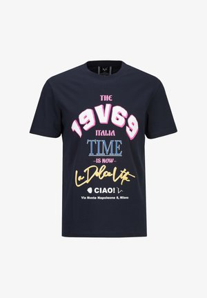 Marineblauw T-shirt met kleurrijke tekst, waaronder "The 19V69 Italia," "Time is now," "La Dolce Vita," en "Ciao! Via Monte Napoleone 8, Milano."