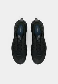 Μαύρα αθλητικά παπούτσια με επάνω μέρος από δίχτυ, επενδεδυμένο γιακά και γκρι λεπτομέρειες. Διαθέτουν δέσιμο με κορδόνια και υφή στη λαστιχένια σόλα για καλύτερη πρόσφυση.