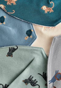 Ensemble de quatre patchs en tissu : turquoise, bleu, crème et vert avec des motifs d'animaux incluant des singes, des tortues et des léopards. Texture en coton douce.