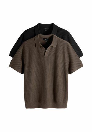 To ribstrikkede poloshirts, den ene brun foran og den anden sort bagved, begge med korte ærmer og kraver.