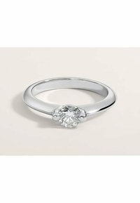 Silberring mit einem runden Diamantmittelstück, glattem Band und polierter Oberfläche. Einfaches Design ohne zusätzliche Verzierungen.