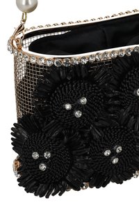 Schwarze gewebte Handtasche mit floralen Applikationen, verziert mit Strasssteinen und einem Metallrahmen, oben mit einem Perlenhenkel ausgestattet.