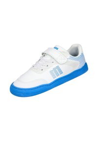 Zapatilla blanca con suela de goma azul. Las características incluyen una correa de Velcro, parte superior texturizada y patrones de línea azul en los laterales.