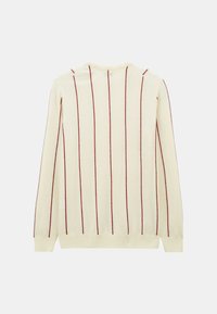Pull en tricot crème avec de fines rayures verticales rouges, col rond et manches longues, posé à plat montrant le dos.