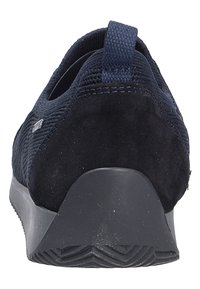 Marineblauwe sneaker met een gemêleerd bovenwerk van mesh, een suede hiel en een rubberen loopzool met een zigzagpatroon aan de onderkant.