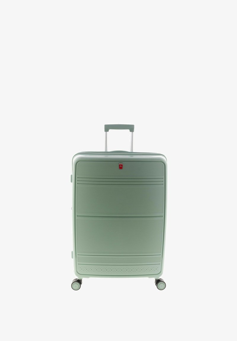 Grüner Hartschalenkoffer mit strukturierter Oberfläche, ausgestattet mit drei horizontalen Rillen, einem ausziehbaren Griff und vier Rädern für Mobilität.