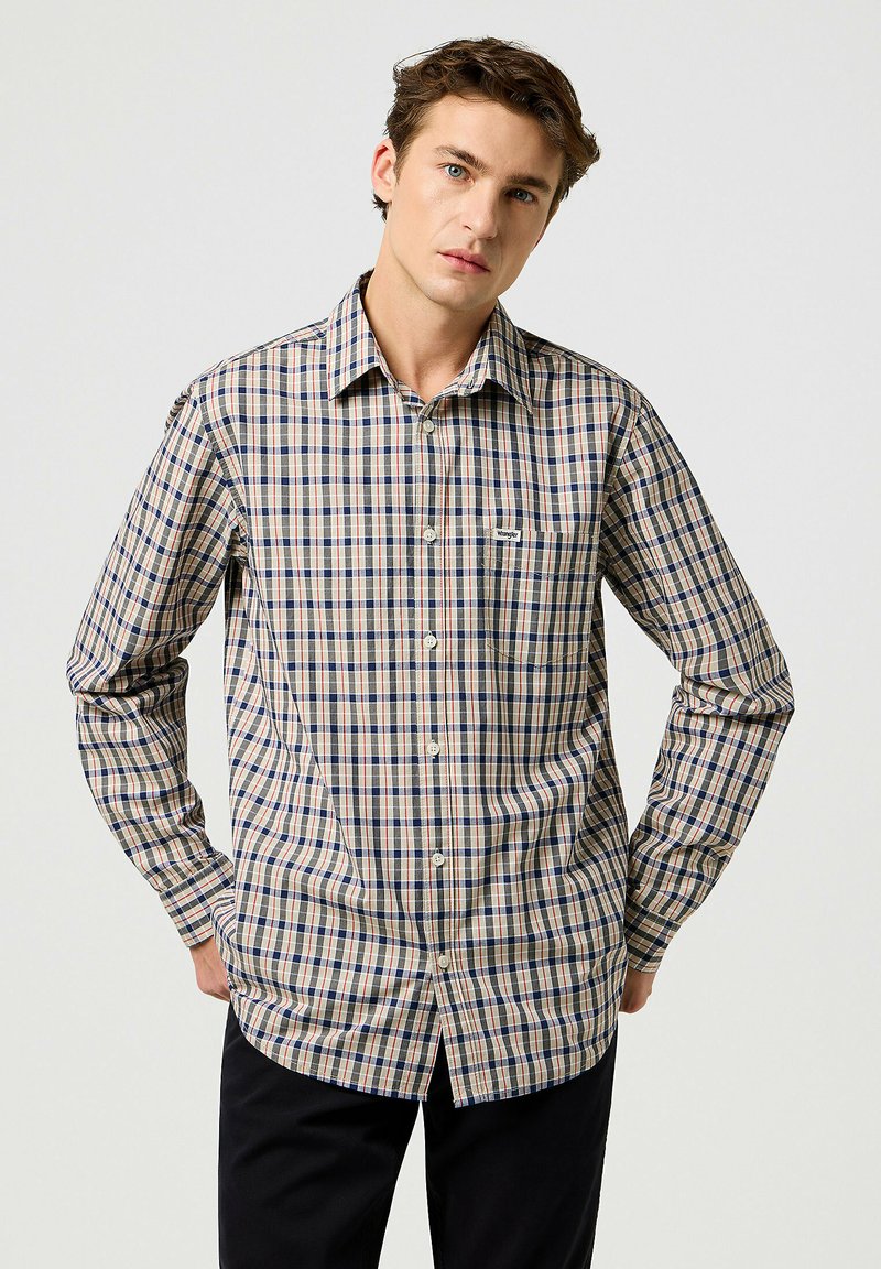 Katoenen blend overhemden in een beige basis met een blauw en rood geruit patroon, knoopsluiting aan de voorkant, lange mouwen en een borstzak.