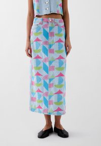Gonna maxi in denim con sfondo blu, caratterizzata da motivi geometrici in rosa e verde. Design a vita alta con chiusura con zip frontale.