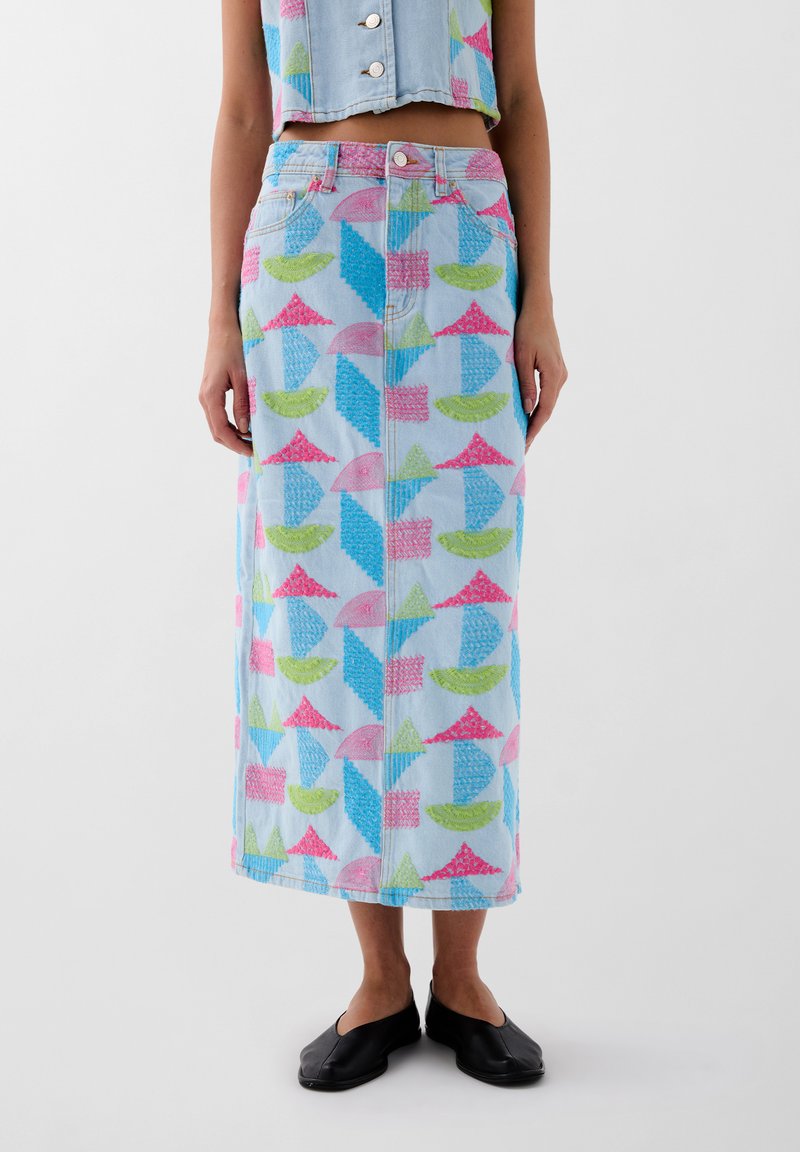 Gonna maxi in denim con sfondo blu, caratterizzata da motivi geometrici in rosa e verde. Design a vita alta con chiusura con zip frontale.