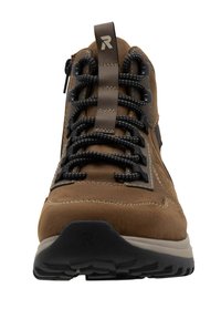 Zapato de senderismo de ante marrón con cordones negros, cuello acolchado, puntera reforzada y suela de goma texturizada. Incluye un logotipo en la lengüeta.