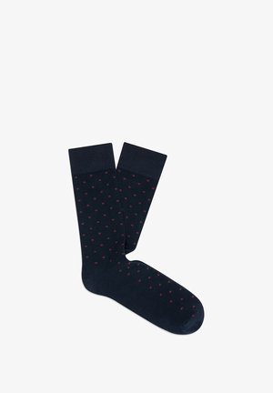 Granatowe skarpetki z wzorem składającym się z małych bordowych kropek, gładką teksturą i kontrastującymi ciemnymi ściągaczami. Standardowa długość typu crew.