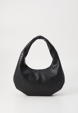 Sac à main tissé noir avec une poignée courbée, présentant une surface texturée et une forme décontractée. Fini lisse avec une silhouette organique.