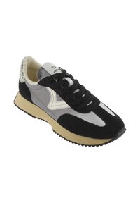 Baskets noires et grises en matériaux en suède et textile. Logo distinctif blanc, lacets noirs, intérieur crème et semelle en caoutchouc.