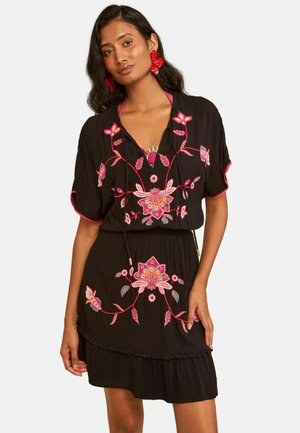 Love & Roses, EMBROIDERED MINI KAFTAN COVER-UP - Hverdagskjole - black woodblock