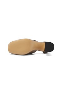 Scarpa con tacco alto caratterizzata da una parte superiore beige elegante, una punta quadrata e una suola in tonalità sabbia liscia. Il tacco è accentuato da un motivo in gomma nera per una migliore aderenza.