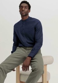 hessnatur Chino - oliv