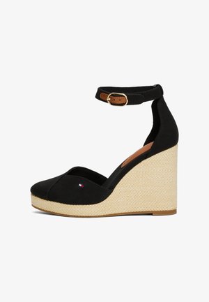 Tacchi a wedge neri in tela con base coperta di juta, punta aperta e cinturino alla caviglia con fibbia marrone. Piccolo dettaglio con logo sul davanti.